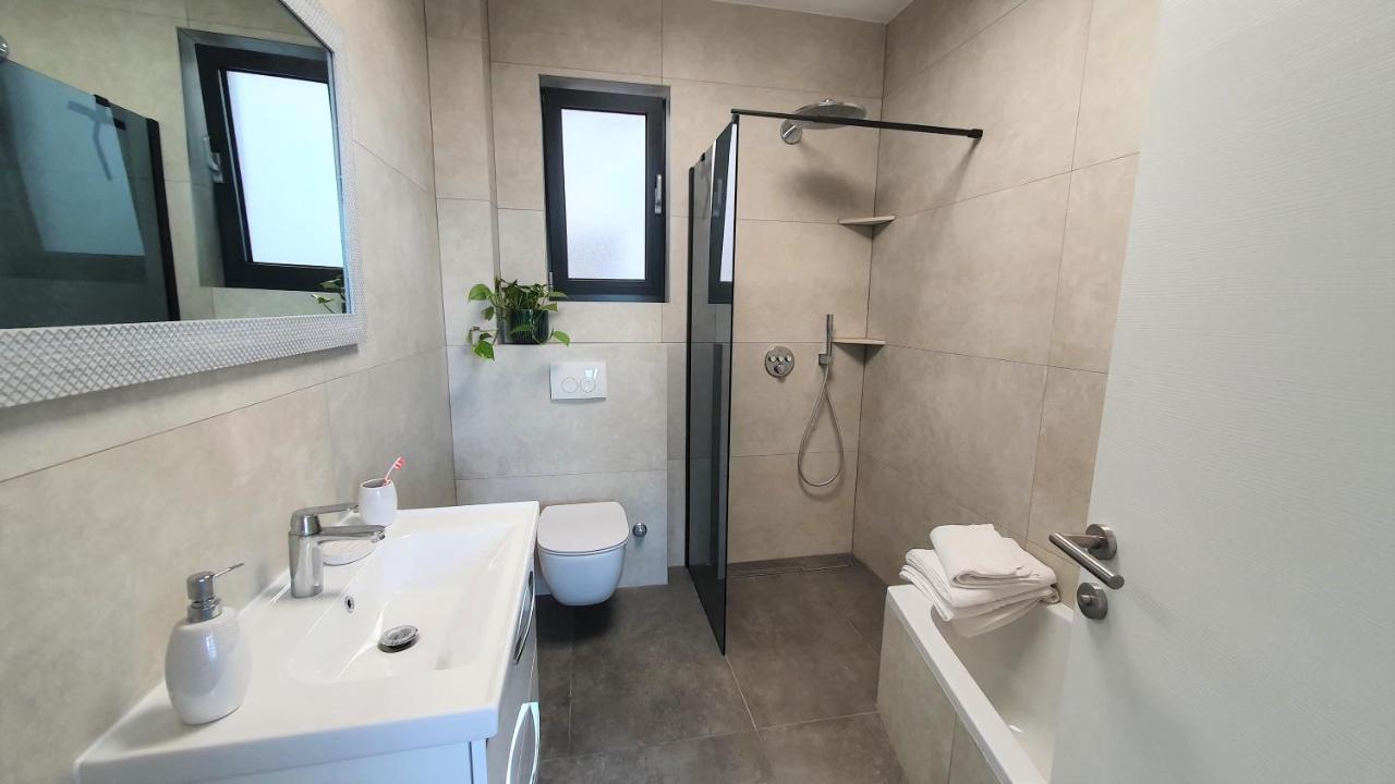 אומיס Apartments Marina מראה חיצוני תמונה